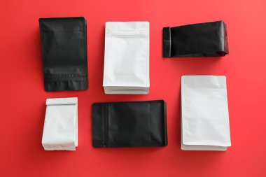 Renk arkaplanındaki boş torbalar