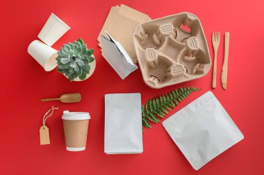 Renkli arka planda yiyecek ve içecekler için paketler