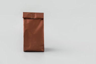 Gri arkaplanda boş çanta