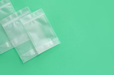 Renk arkaplanındaki boş plastik torbalar