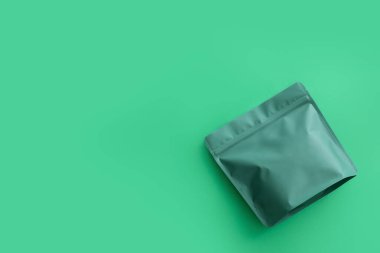 Renk arkaplanına boş torba