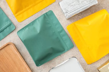Gri arkaplanda yiyecek paketleri