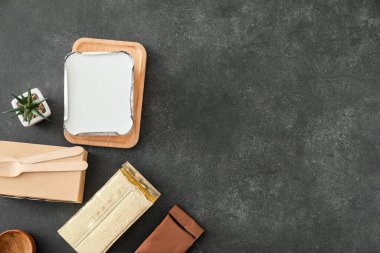 Koyu arkaplanda yiyecek paketleri