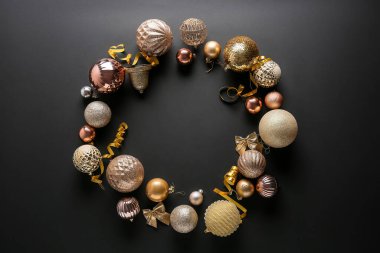 Koyu arkaplanda güzel yeni yıl kompozisyonu