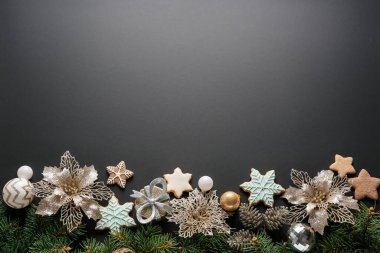 Koyu arkaplanda güzel yeni yıl kompozisyonu