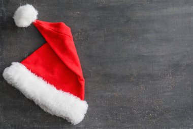 Karanlık arka planda Noel Baba şapkası