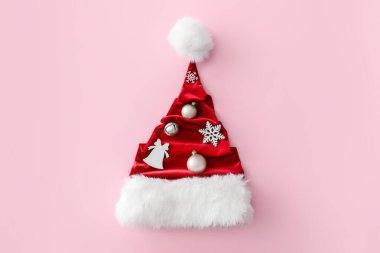 Noel Baba şapkası. Arka planda Noel dekoru var.