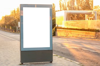 Şehir caddesinde boş reklam panosu