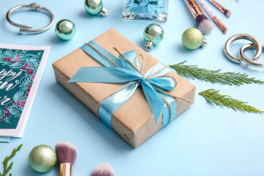 Renk arkaplanında kozmetik ürünleri olan Noel kompozisyonu