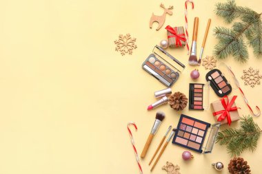 Renk arkaplanında kozmetik ürünleri olan Noel kompozisyonu