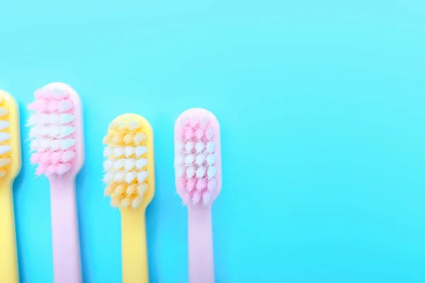 Zahnbürsten Auf Farbigem Hintergrund — Stockfoto