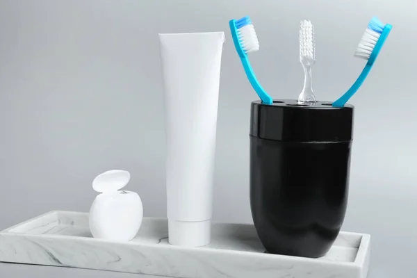 Set Für Mundhygiene Auf Grauem Hintergrund — Stockfoto