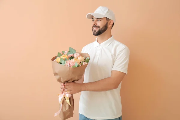 Levering Man Met Boeket Van Bloemen Kleur Achtergrond — Stockfoto