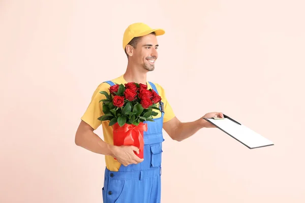 Entrega Homem Com Buquê Flores Área Transferência Fundo Cor — Fotografia de Stock