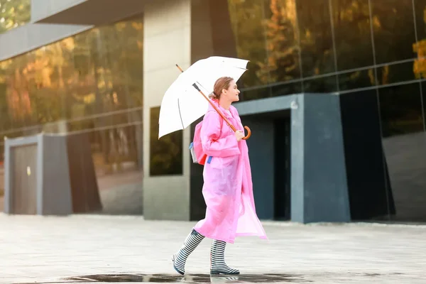 Hermosa Mujer Joven Con Paraguas Con Impermeable Aire Libre — Foto de Stock