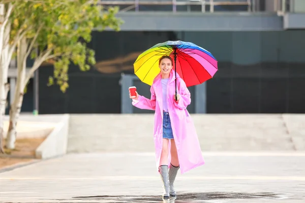 Hermosa Mujer Joven Con Paraguas Café Con Impermeable Aire Libre — Foto de Stock