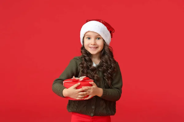 Söt Liten Flicka Santa Hatt Och Med Gåva Färg Bakgrund — Stockfoto