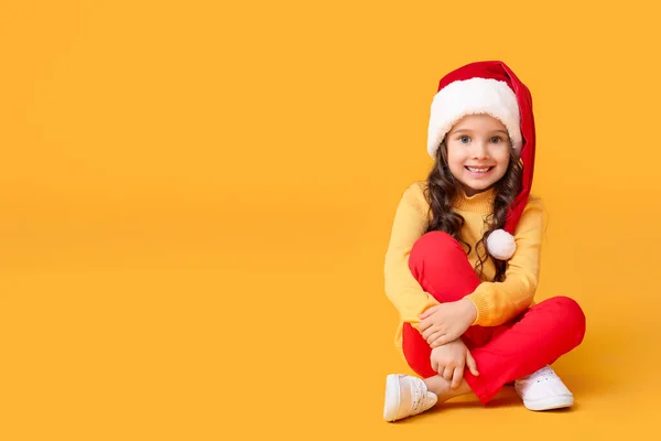 Nettes Kleines Mädchen Mit Weihnachtsmütze Auf Farbigem Hintergrund — Stockfoto