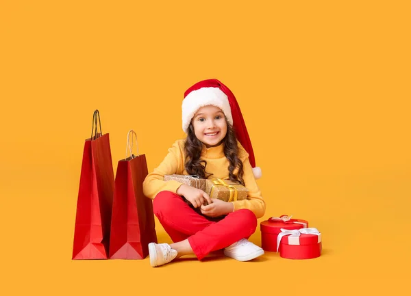 Petite Fille Mignonne Dans Chapeau Père Noël Avec Des Boîtes — Photo