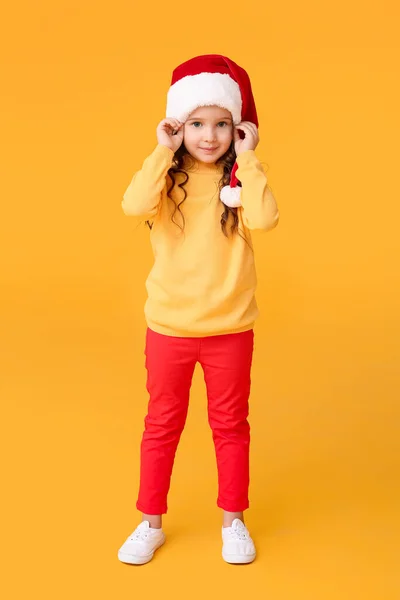 Carino Bambina Babbo Natale Cappello Sfondo Colore — Foto Stock