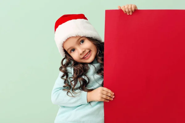 Menina Bonito Chapéu Santa Com Cartaz Sobre Fundo Cor — Fotografia de Stock