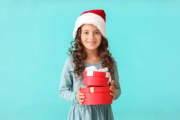 Linda Niña Sombrero Santa Con Cajas Regalo Fondo Color —  Fotos de Stock