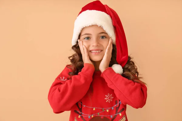 Petite Fille Mignonne Chapeau Père Noël Sur Fond Couleur — Photo