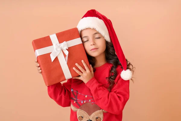 Cute Little Girl Santa Hat Gift Color Background — Stock Photo, Image