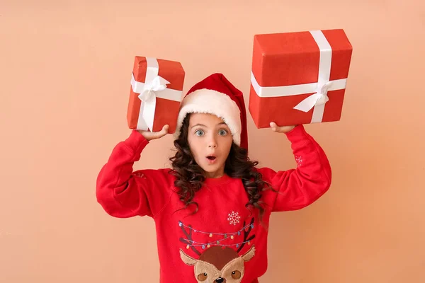 Petite Fille Surprise Dans Chapeau Père Noël Avec Des Boîtes — Photo