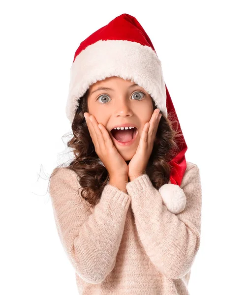 戴着白色背景的圣诞老人帽的令人惊讶的小女孩 — 图库照片