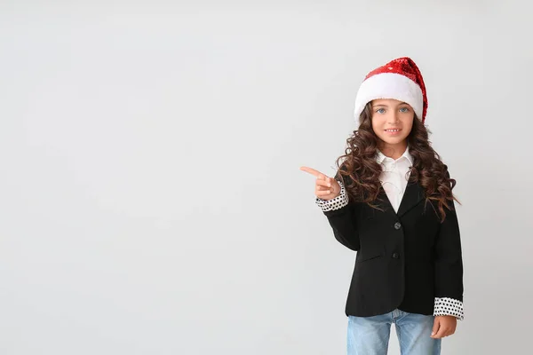 Menina Bonito Chapéu Santa Apontando Para Algo Fundo Luz — Fotografia de Stock