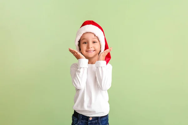 Милий Маленький Хлопчик Капелюсі Санта Кольоровому Фоні — стокове фото