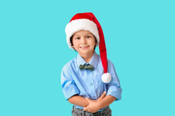 可爱的小男孩 戴着圣诞帽 背景是彩色的 — 图库照片