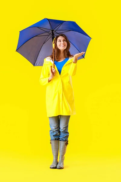 Hermosa Mujer Joven Impermeable Con Paraguas Sobre Fondo Color —  Fotos de Stock