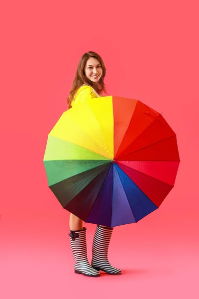 Красивая Молодая Женщина Плаще Зонтиком Цветном Фоне — стоковое фото