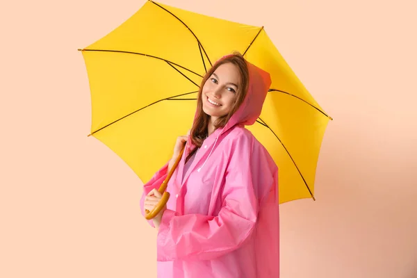 Hermosa Mujer Joven Impermeable Con Paraguas Sobre Fondo Color — Foto de Stock