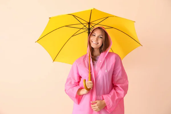 Hermosa Mujer Joven Impermeable Con Paraguas Sobre Fondo Color — Foto de Stock