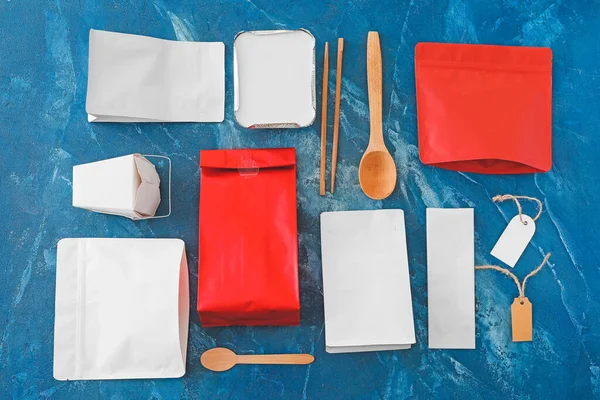 色の背景に食べ物のためのパッケージ — ストック写真