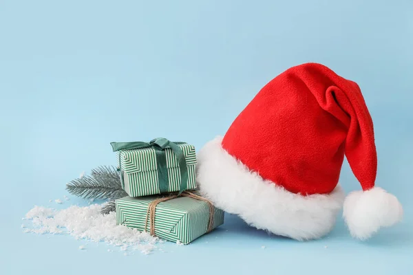 Sombrero Papá Noel Con Regalos Sobre Fondo Color —  Fotos de Stock