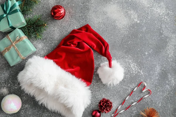 Christmas Composition Santa Claus Hat Grey Background — Stock Photo, Image