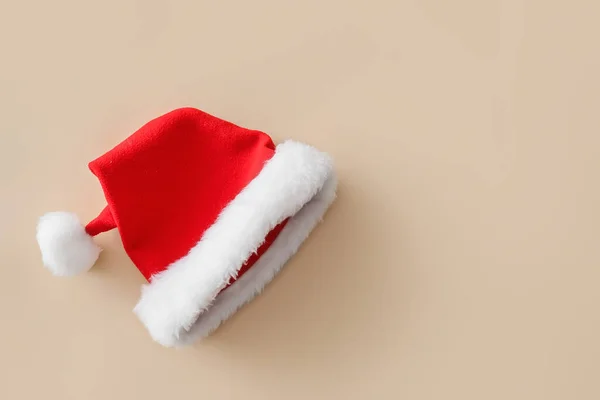 Weihnachtsmann Hut Auf Farbigem Hintergrund — Stockfoto