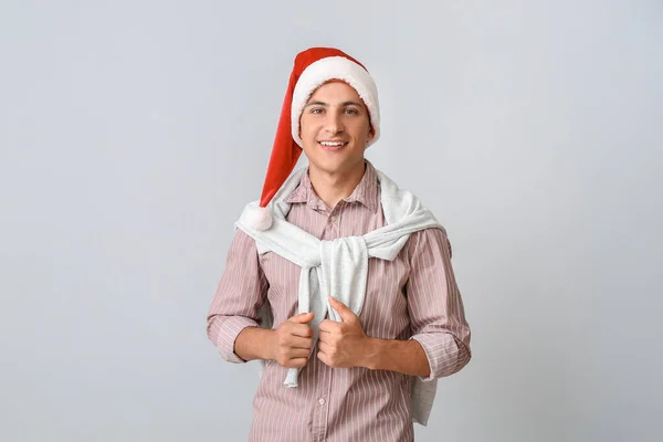 Knappe Man Santa Hoed Grijze Achtergrond — Stockfoto