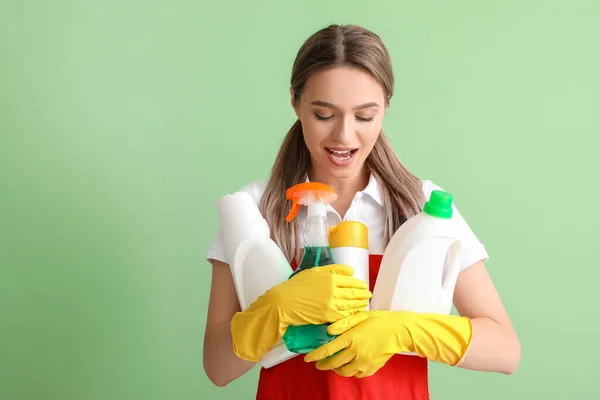 Mujer Joven Con Artículos Limpieza Sobre Fondo Color — Foto de Stock