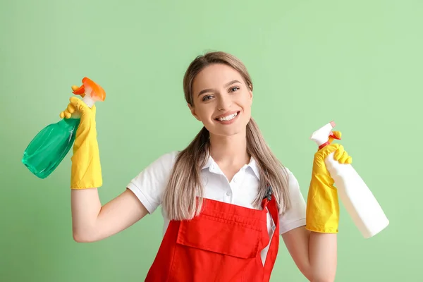 Νεαρή Γυναίκα Προμήθειες Καθαρισμού Στο Φόντο Χρώμα — Φωτογραφία Αρχείου