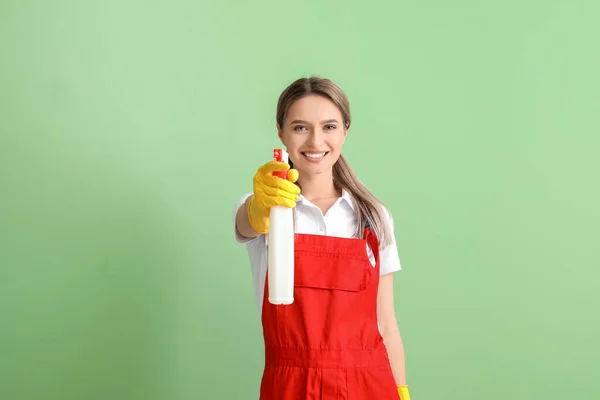 Junge Frau Mit Waschmittel Auf Farbigem Hintergrund — Stockfoto