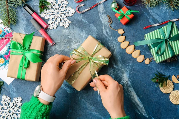 Manos Con Regalo Navidad Cosméticos Sobre Fondo Color — Foto de Stock