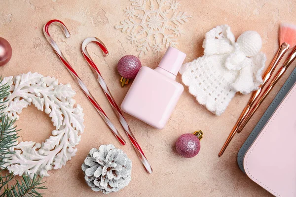 Kerstcompositie Met Cosmetica Decor Kleur Achtergrond — Stockfoto