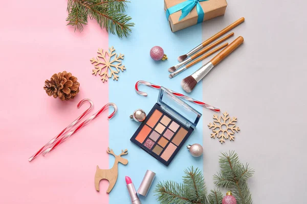 Weihnachtskomposition Mit Kosmetik Auf Farbigem Hintergrund — Stockfoto