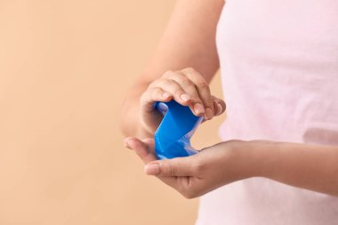Arka planda plastik bardak buruşturan bir kadın. Ekoloji kavramı