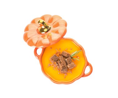 Beyaz arka planda kabak kremalı çorba.